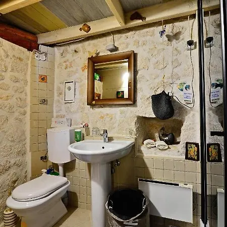 Sweet Traditional Dalmatian House With Pool Vila